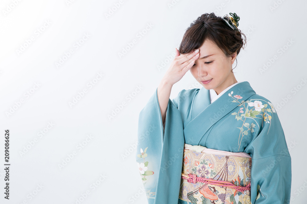 Fototapeta premium 体調不良の着物姿の女性
