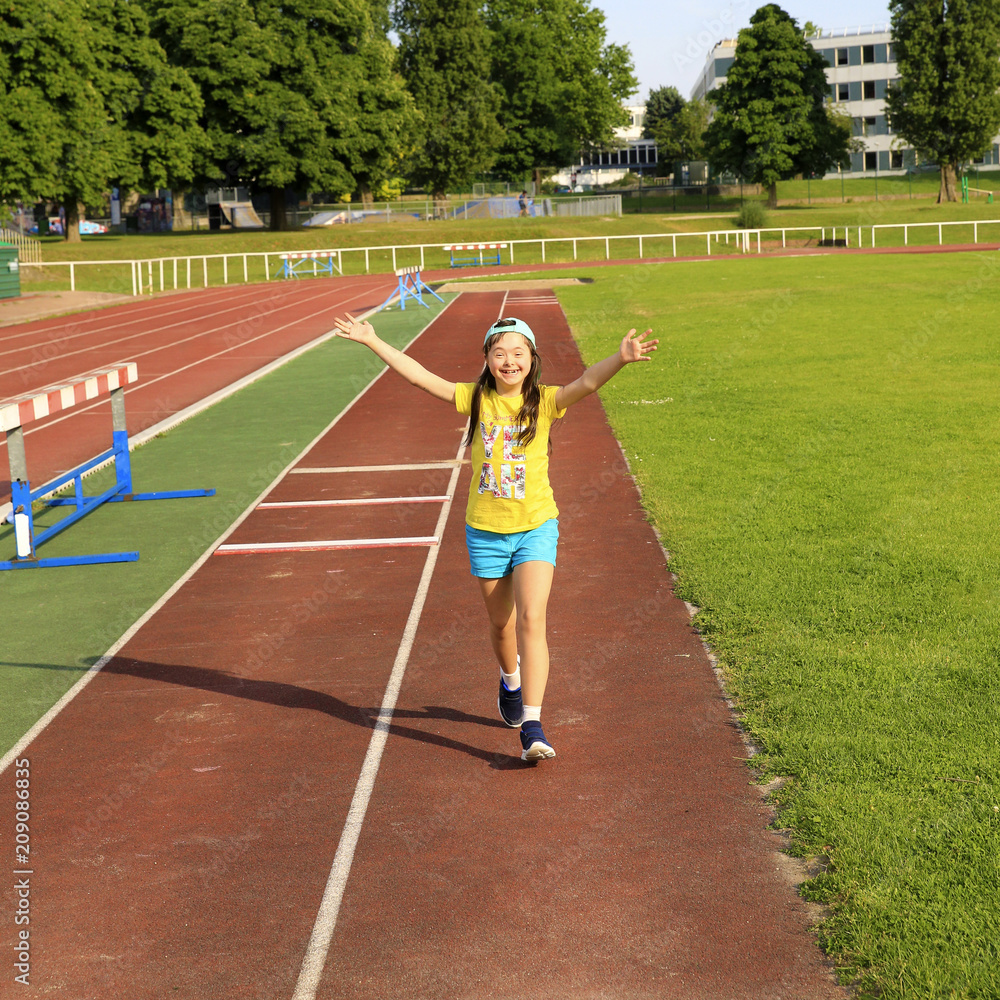 Obraz premium Little girl have fun on the stadium