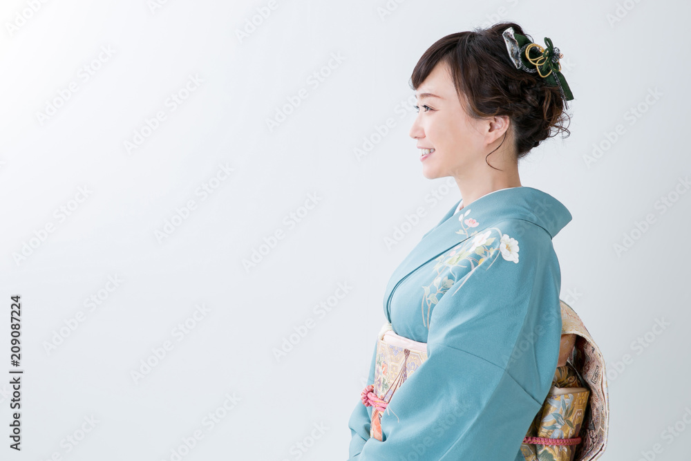 Fototapeta premium 着物姿の女性(笑顔)