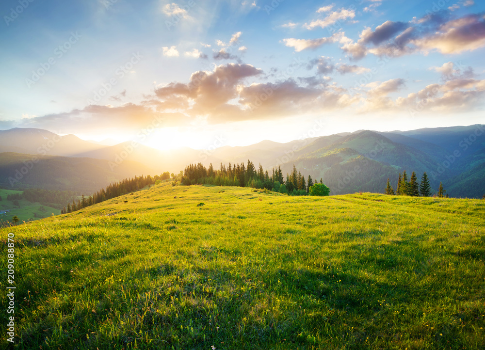 Fototapeta premium Zachód słońca w dolinie górskiej. Piękny naturalny krajobraz w okresie letnim