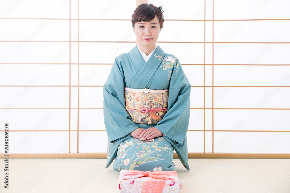 引き出物と着物姿の女性(笑顔)
引き出物と着物姿の女性(笑顔)