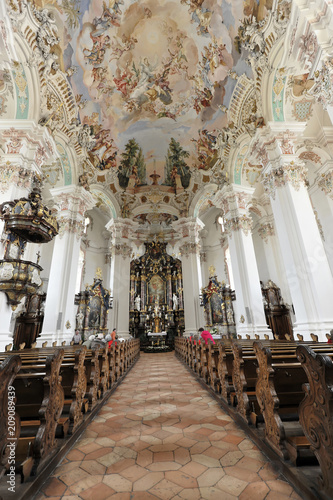 Innenansicht, Kirchenschiff mit Altarbereich, Wallfahrtskirche St. Peter und Paul, erbaut von den Brüdern Zimmermann 1728 - 1731, Steinhausen, Baden-Württemberg, Deutschland, Europa