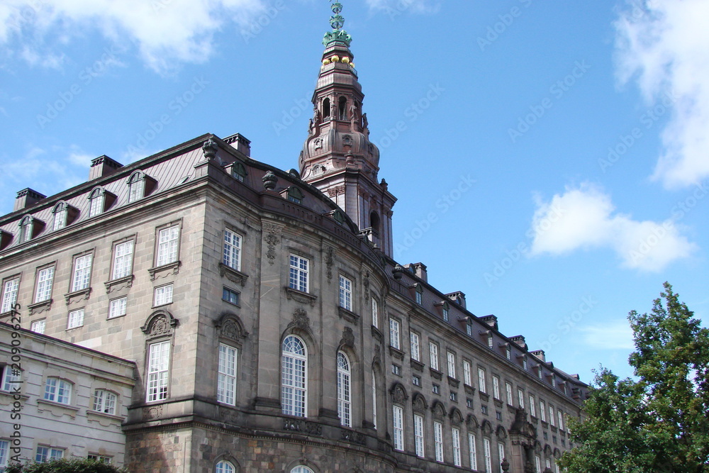 Obraz premium View of ancient buildings on a sunny summer day on the streets of Copenhagen.