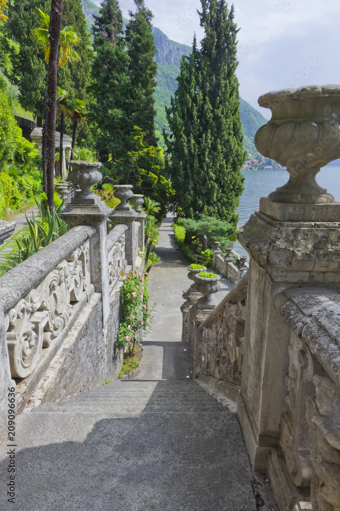 Balustrade im Park der Villa Monastero am Comer See