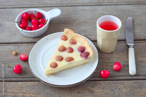 Puddingtarte mit Kirschen photo