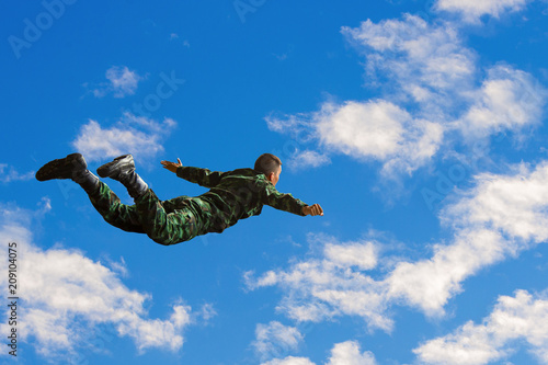 Strażnicy spadochronowi z samolotów wojskowych, Żołnierze spadochronowi z samolotu, izolowany żołnierz powietrzny, ćwicz spadochroniarstwo, spadochroniarze skaczący z samolotu.