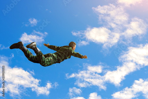 Strażnicy spadochronowi z samolotów wojskowych, Żołnierze spadochronowi z samolotu, izolowany żołnierz powietrzny, ćwicz spadochroniarstwo, spadochroniarze skaczący z samolotu.