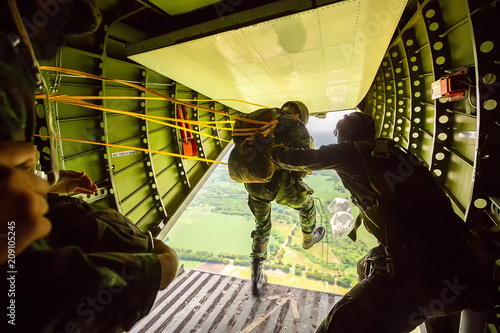 Murais de parede Rangers parachuted from military airplanes, Soldiers parachuted from the plane, isolated airborne soldier, practice parachuting, Paratroopers jumping from an airplane