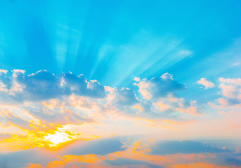Canvas schilderij Hemel Zonnestralen door wolken bij dageraad  © tainar