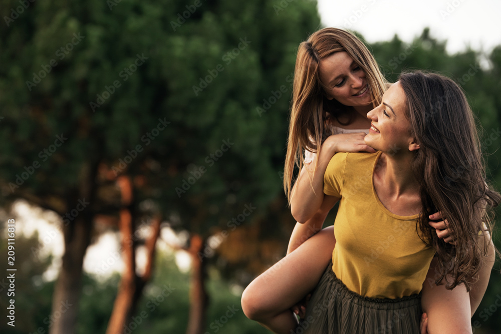 Obraz premium Beautiful women having fun in the park.