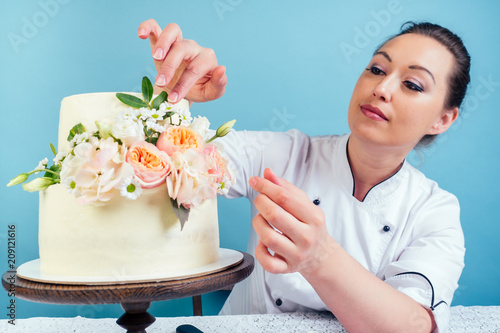 Εκτύπωση καμβά confectioner woman (pastry-cook) in confectioner's jacket decorate appetizing cr