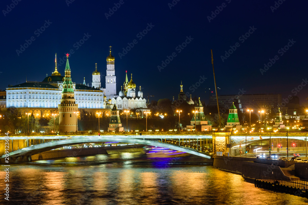 Obraz premium Illuminated Moscow Kremlin and Moscow river in the evening, Russia