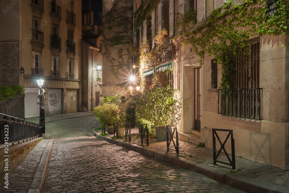 Rue Poulbot at night
