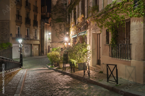 Fototapeta Naklejka Na Ścianę i Meble -  Rue Poulbot at night