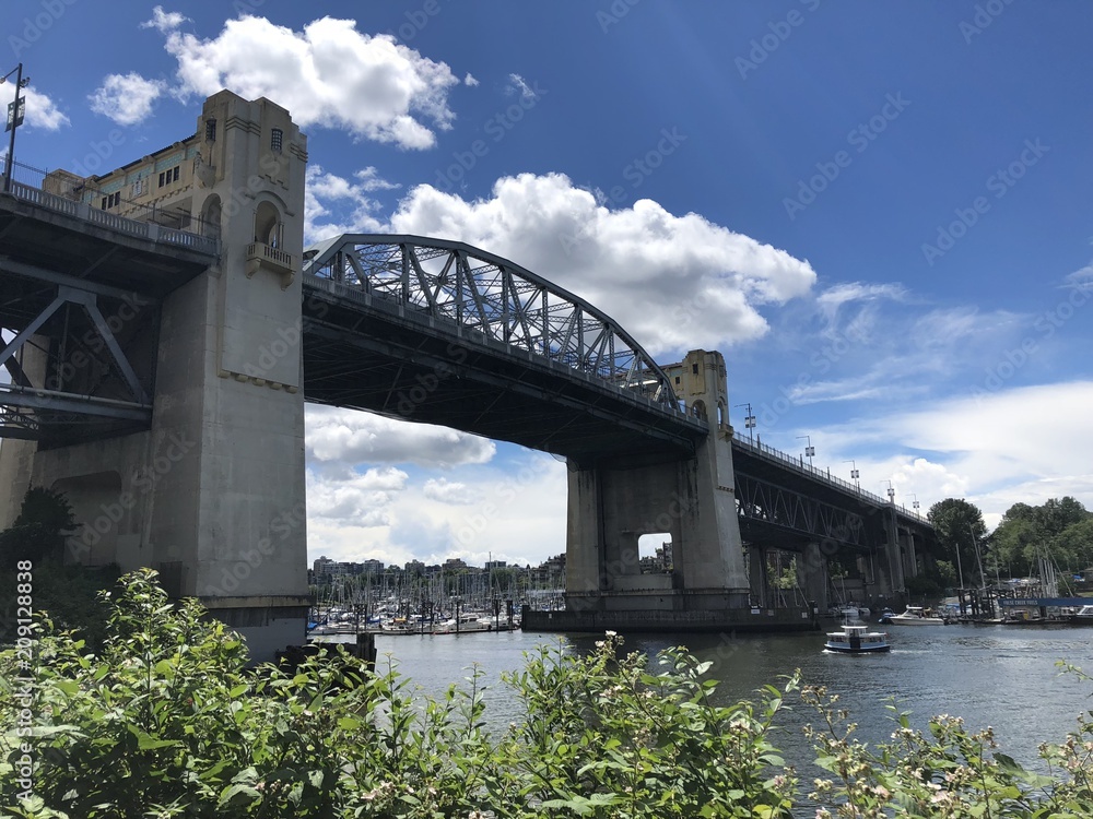 Naklejka premium Vancouver's harbour looking at the Burrard street bridge