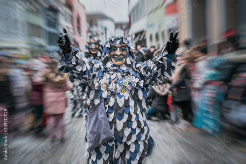 s c h l o s s g e i s t e r e m m e n d i n g e n - schlossgeister - emmendingen - fastnacht - umzug - beide - hände photo