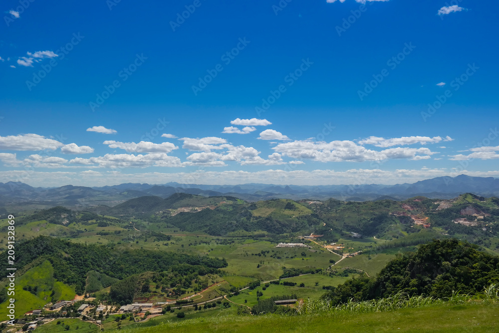 Obraz premium Hills, horizon, and clouds