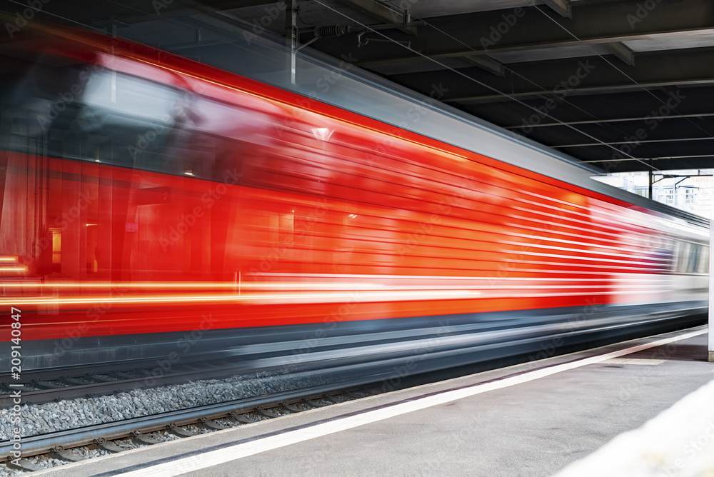 Fototapeta premium Pędzący pociąg przez stację europejską