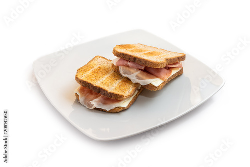 Toast al prosciutto e formaggio isolati su fondo bianco