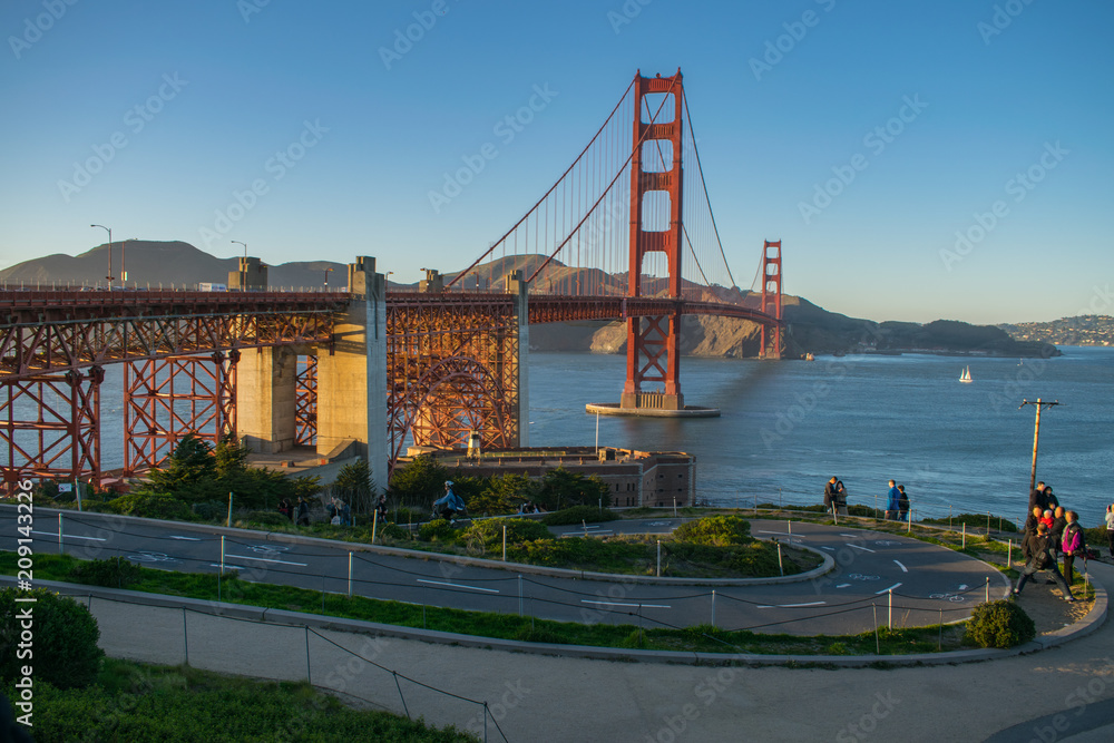 Naklejka premium Golden gate bridge at sunset from San Fransisco side. pedestrian path