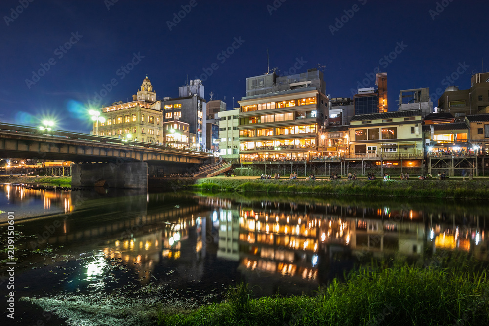 Obraz premium 京都 鴨川と四条大橋