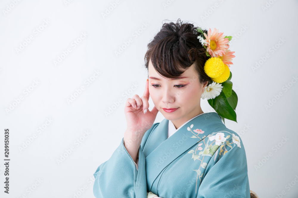 奇抜なヘアメイクの着物姿の女性
