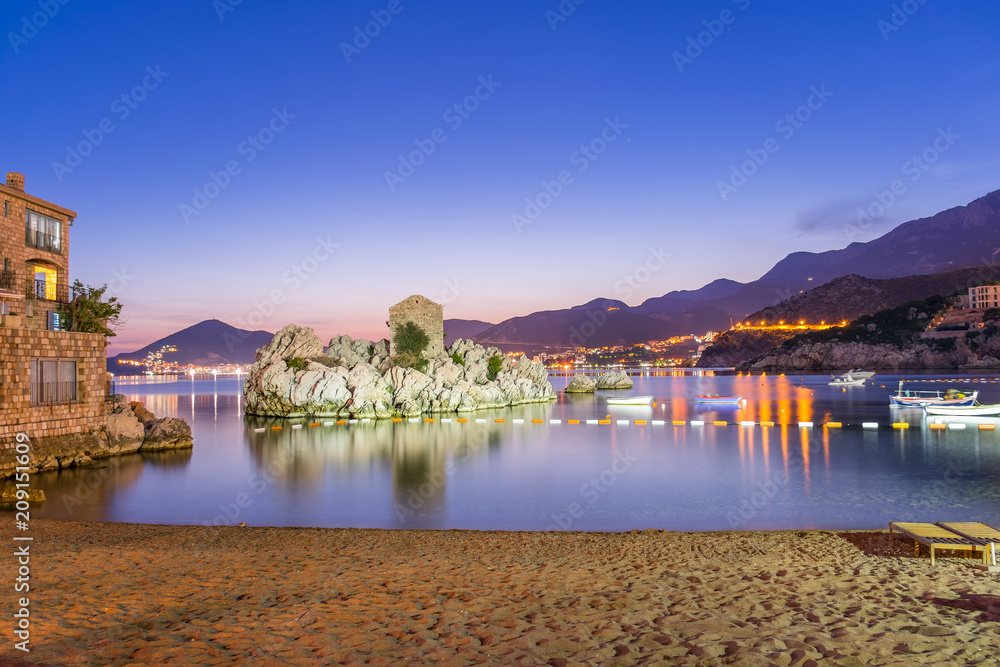 Obraz premium A picturesque island near a cozy village on the shore of the Adriatic Sea.