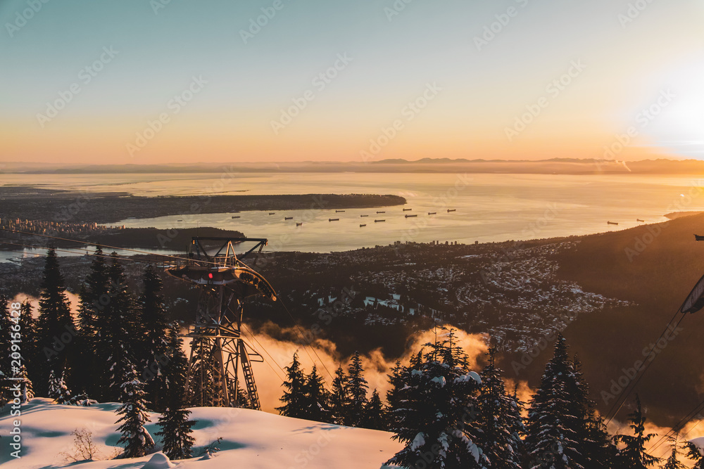 Obraz premium Widok Vancouver z Grouse Mountain w North Vancouver, BC, Kanada