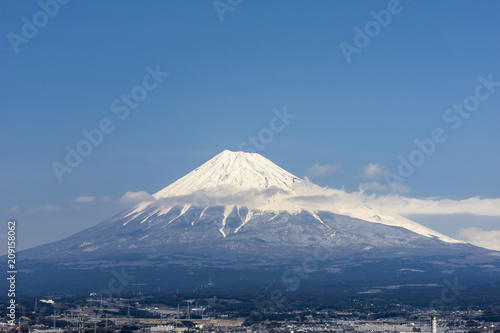 静岡県富士市吉原から望む富士山