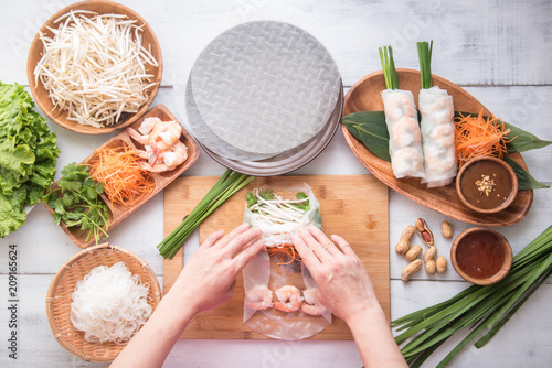 Obraz na płótnie cooking vietnamese summer roll