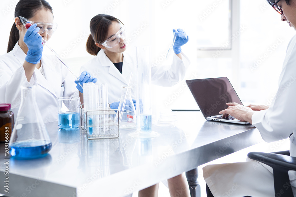 男女三人の科学者たちの仕事風景 Stock Photo Adobe Stock