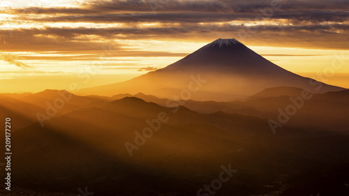 櫛形山より望む朝焼けと富士山