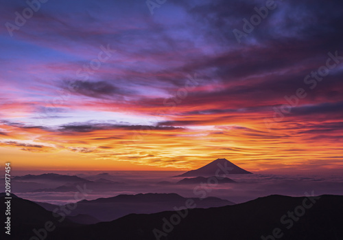 千枚岳より望む朝焼けの雲海と富士山