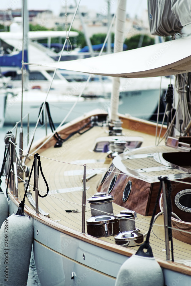 Fototapeta premium détails Bateau yacht ancien classique voilier pont teck