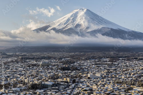 雪景色の富士吉田の街並みと富士山
