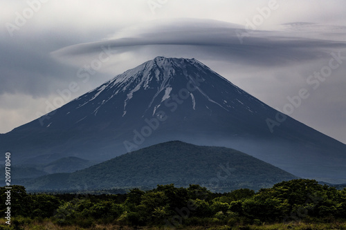 笠雲に覆われた富士山