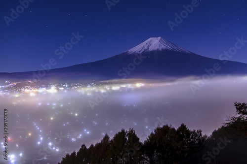 富士吉田の街並みと富士山の夜景 photo