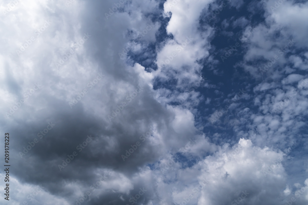 Obraz premium Himmel mit Quellwolken