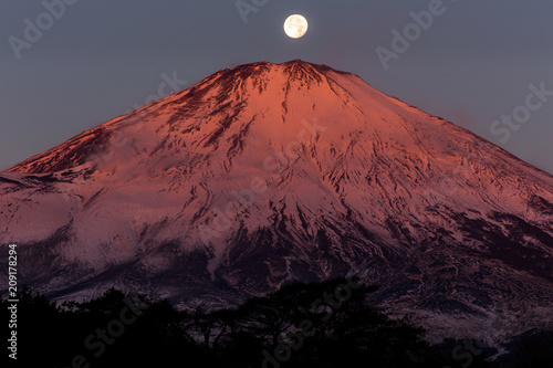 夜明けの富士山と月