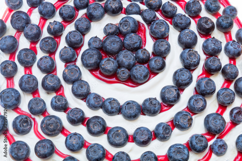 Quarkspeise mit Kultur-Heidelbeeren auf einer Spirale mit Tortenguss verziert Quarkspeise mit Kultur-Heidelbeeren auf einer Spirale mit Tortenguss verziert