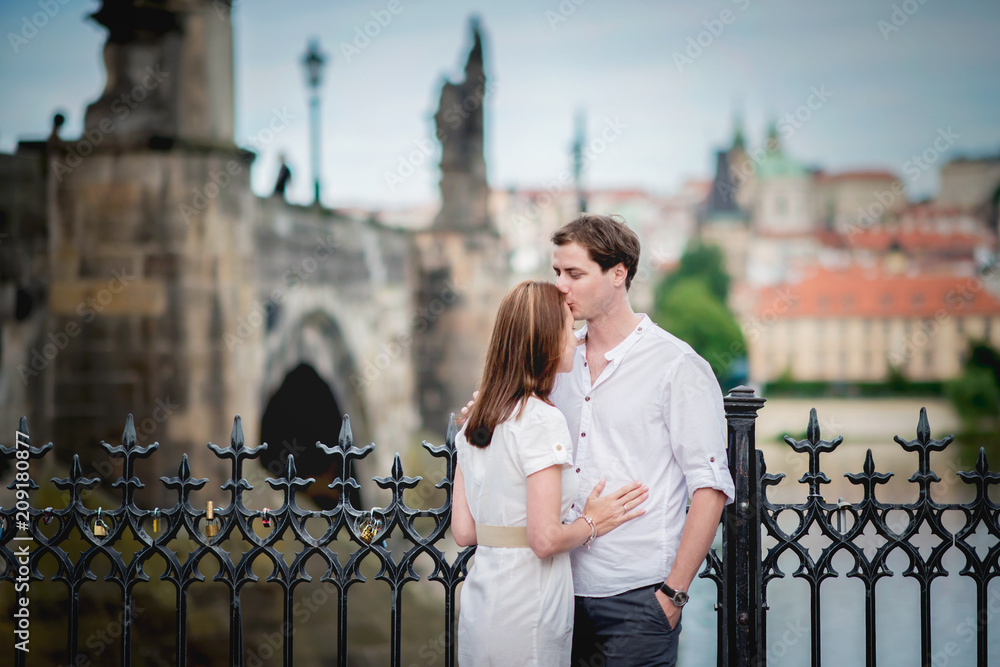 Obraz premium Young couple in love near Charles bridge in Prague