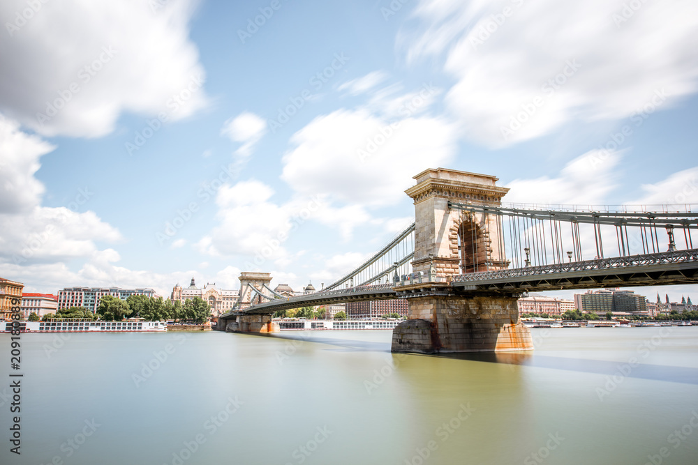 Obraz premium Landscape view on the Chain bridge on Danube river during the daylight in Budapest city, Hungary. Long exposure image technic
