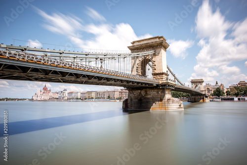 Fototapeta Krajobrazowy widok na Łańcuszkowym moscie na Danube rzece podczas światła dziennego w Budapest mieście, Węgry. Technika obrazu długiego narażenia