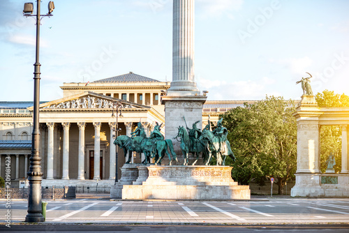 Photography Morning view on the empty Heroes square with monument and column during the sunn