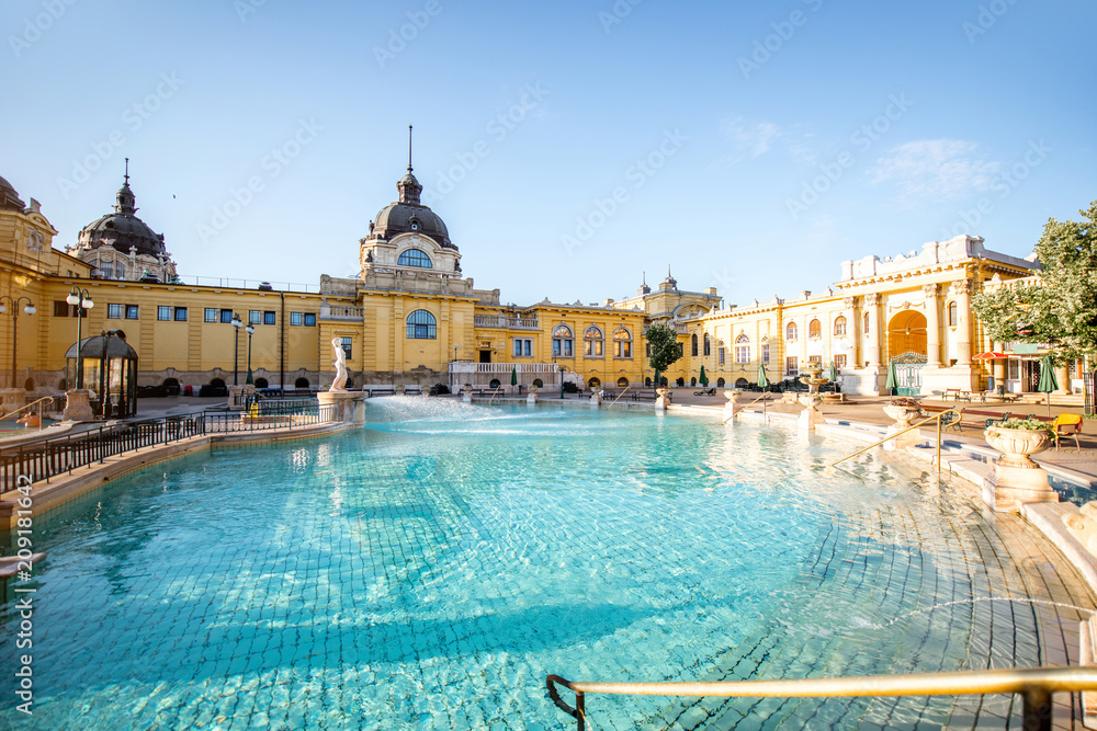 Naklejka premium Zewnętrzne kąpiele termalne Szechenyi o poranku bez ludzi w Budapeszcie na Węgrzech
