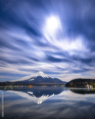 深夜の山中湖と富士山