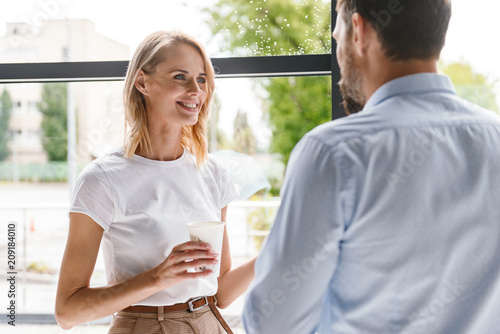 Φωτογραφία Couple of smiling colleagues talking
