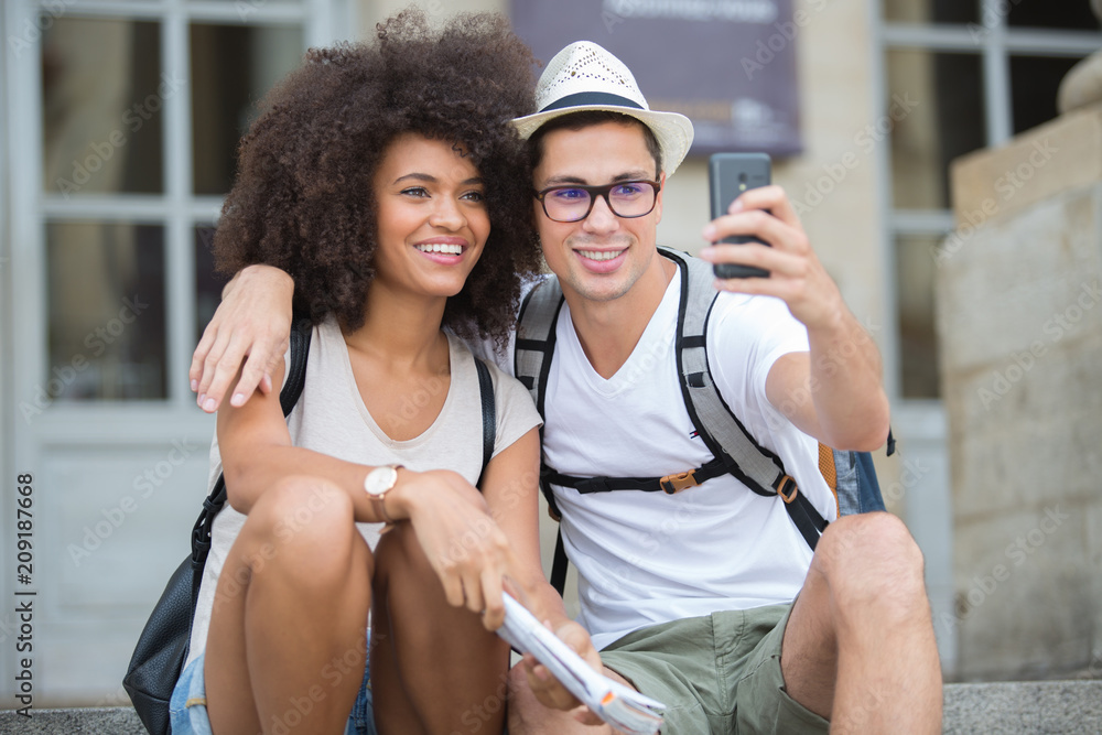 Obraz premium young couple doing a selfie