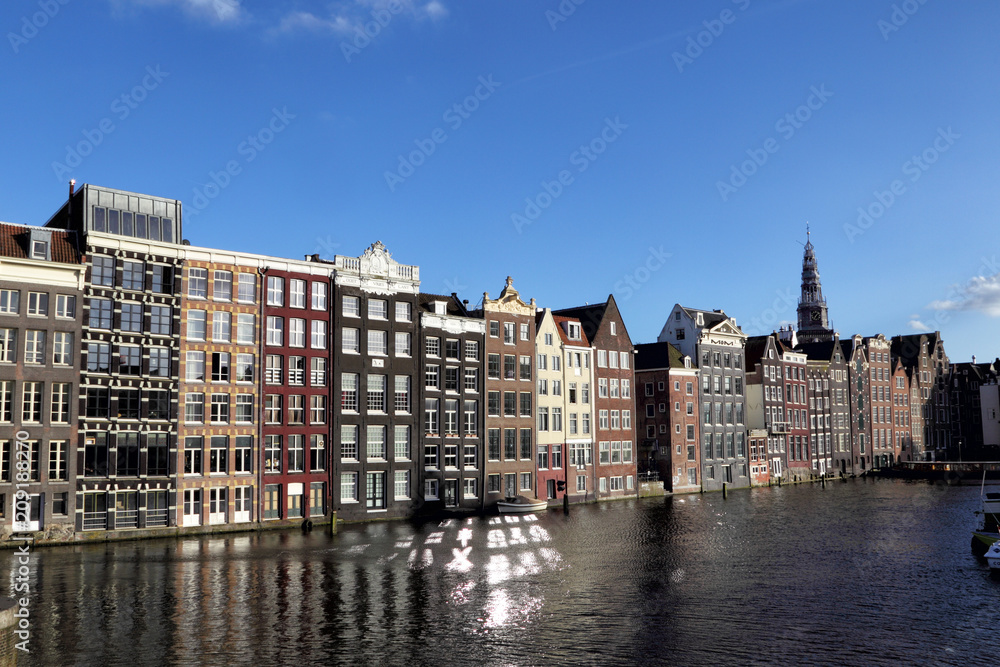 Typische Amsterdamer Häuser am Damrak in Amsterdam, Niederlande.