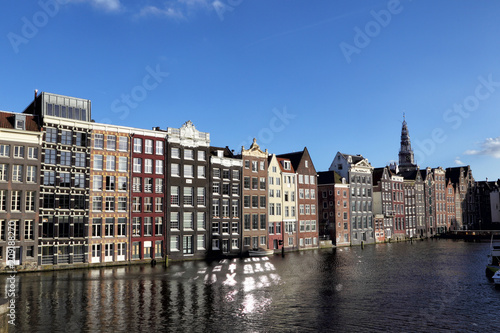 Typische Amsterdamer Häuser am Damrak in Amsterdam, Niederlande.